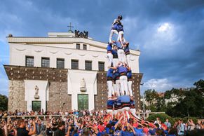 Foto: Když se tají dech. Katalánci poprvé v Praze vystavěli lidské věže, na vrchol lezou malé děti