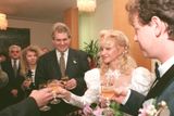 Předseda poslaneckého klubu ČSSD Stanislav Gross si vzal za manželku zástupkyni vedoucí restaurace Poslanecké sněmovny Šárku Bobysudovou (Grossovou). Za svědka jim byl šéf ČSSD Miloš Zeman. 16. února 1996.