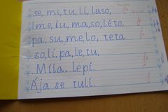 Slovensko otočilo. Povolí školám používání písma Comenia Script, které vzniklo v Česku