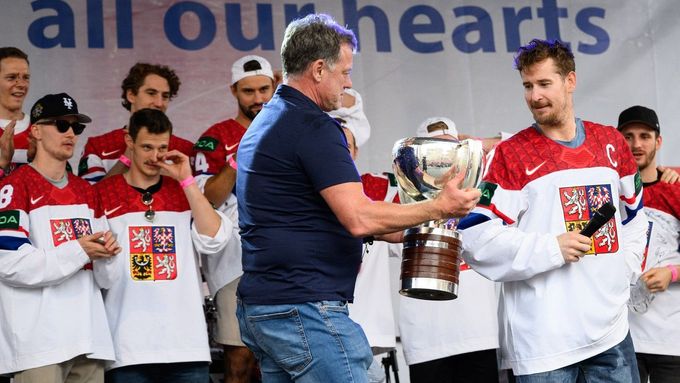 Trenér Radim Rulík s pohárem pro mistry světa a svými zlatými hochy ze šampionátu v Česku v roce 2024