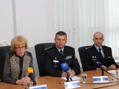 Nový ředitel vězeňské služby Ondrášek (uprostřed) s ministryní Válkovou.