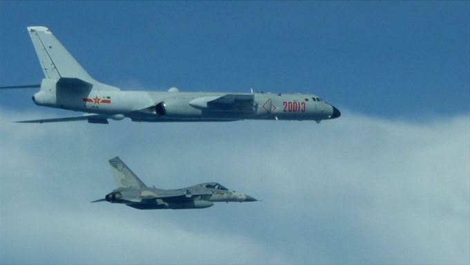 Čína narušila vzdušný prostor Tchaj-wanu desítkami letadel. Ostrovní stát k nim poslal své stroje.