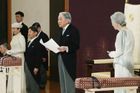 Japonsko v úterý zažilo první abdikaci panovníka po 200 letech. Císař Akihito zemi vládl přes třicet let. V projevu poděkoval za podporu a popřál lidu mír v následujícím období, kdy na trůn usedne jeho syn, korunní princ Naruhito.