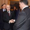 Putin a Porošenko si podávají ruku v Miláně.