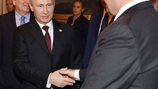 Putin a Porošenko si podávají ruku v Miláně.