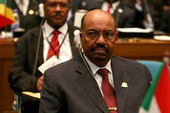 Súdánský prezident vyrazil do Číny, světu navzdory