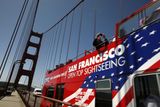 Turisté se fotí na mostu Golden Gate Bridge.
