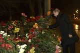 Už prvního ledna byl Putin ve Volgogradu. Na místo, kde teroristé odpálili nálož v trolejbusu, položil květiny.
