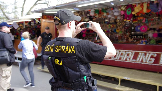 Celník v akci na Matějské pouti. Ilustrační foto