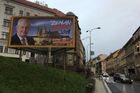 V Praze se nově objevily plakáty se Zemanem. Prezident už na kampaň dostal přes čtyři miliony