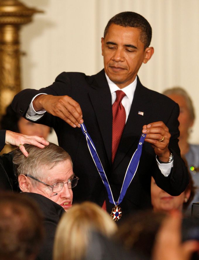 Bývalý americký prezident Barack Obama předává vědci Stephenu Hawkingovi medaili svobody.