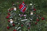Květiny, vlajky a svíčky. Norové se snaží vyrovnat s největším neštěstím v poválečné historii země.