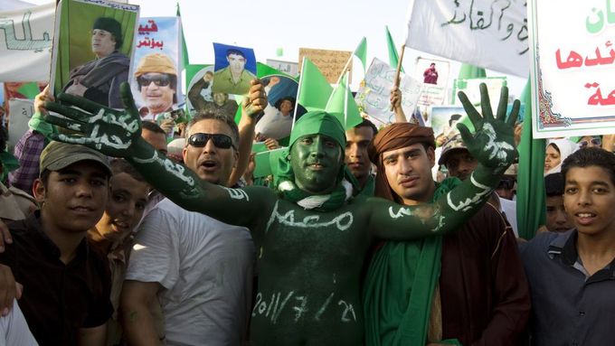 Kaddáfího příznivci na demonstraci v Syrtě na konci července.