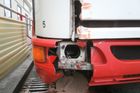 Řidička vjela u Prahy do protisměru a střetla se s linkovým autobusem. Pět lidí je zraněno