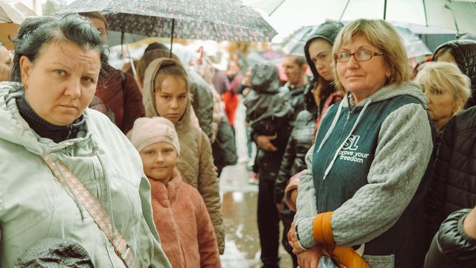 Utečenci z Ukrajiny stojí v dlouhé frontě na potravinové balíčky ve farnosti Ostrava - Stará Bělá.