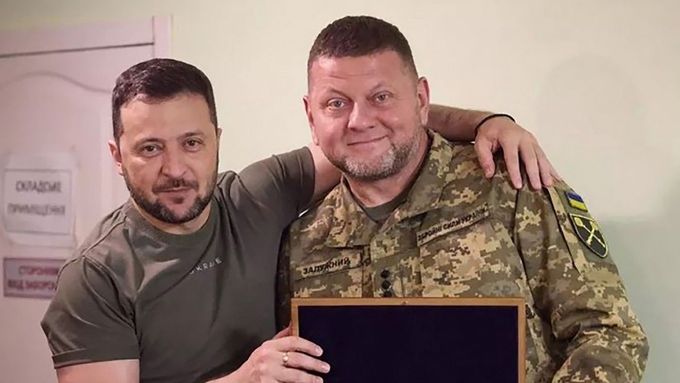 Ukrajinský prezident Volodymyr Zelenskyj s Valerijem Zalužným.