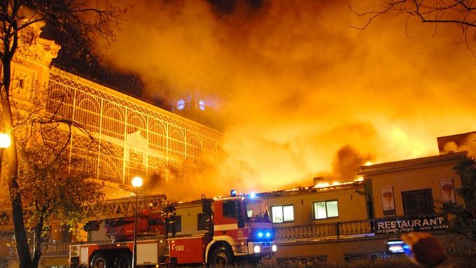 Požár levého křídla Průmyslového paláce v roce 2008.