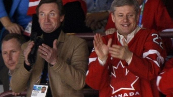 Stephen Harper (vpravo) se láskou k hokeji netají. Zde s legendou Waynem Gretzkym.
