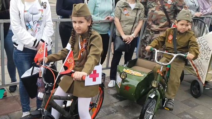 Ruské děti v uniformách