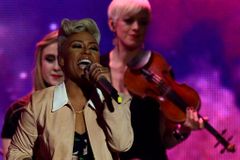 Předvídatelným Brit Awards dominovala Emeli Sande
