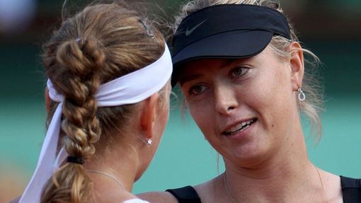 Ruská tenistka Maria Šarapovová se loučí s Češkou Petrou Kvitovou po semifinále French Open 2012.