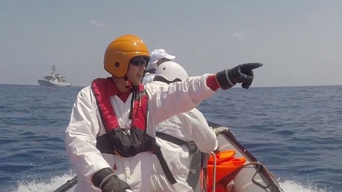 Organizace Lékaři bez hranic poskytla záběry, které ukazují záchrannou akci po převrácení rybářského člunu se stovkami běženců ve Středozemním moři na sever od libyjských břehů.