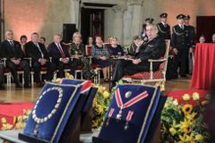 Prezident Zeman se přesunul na vozík, chce z něj na podzim předávat i vyznamenání