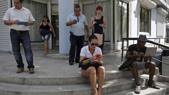 Kubánci zkoušejí nové internetové připojení.