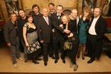 Rodinné foto z premiéry: režisér, kameraman, skladatel a herci.