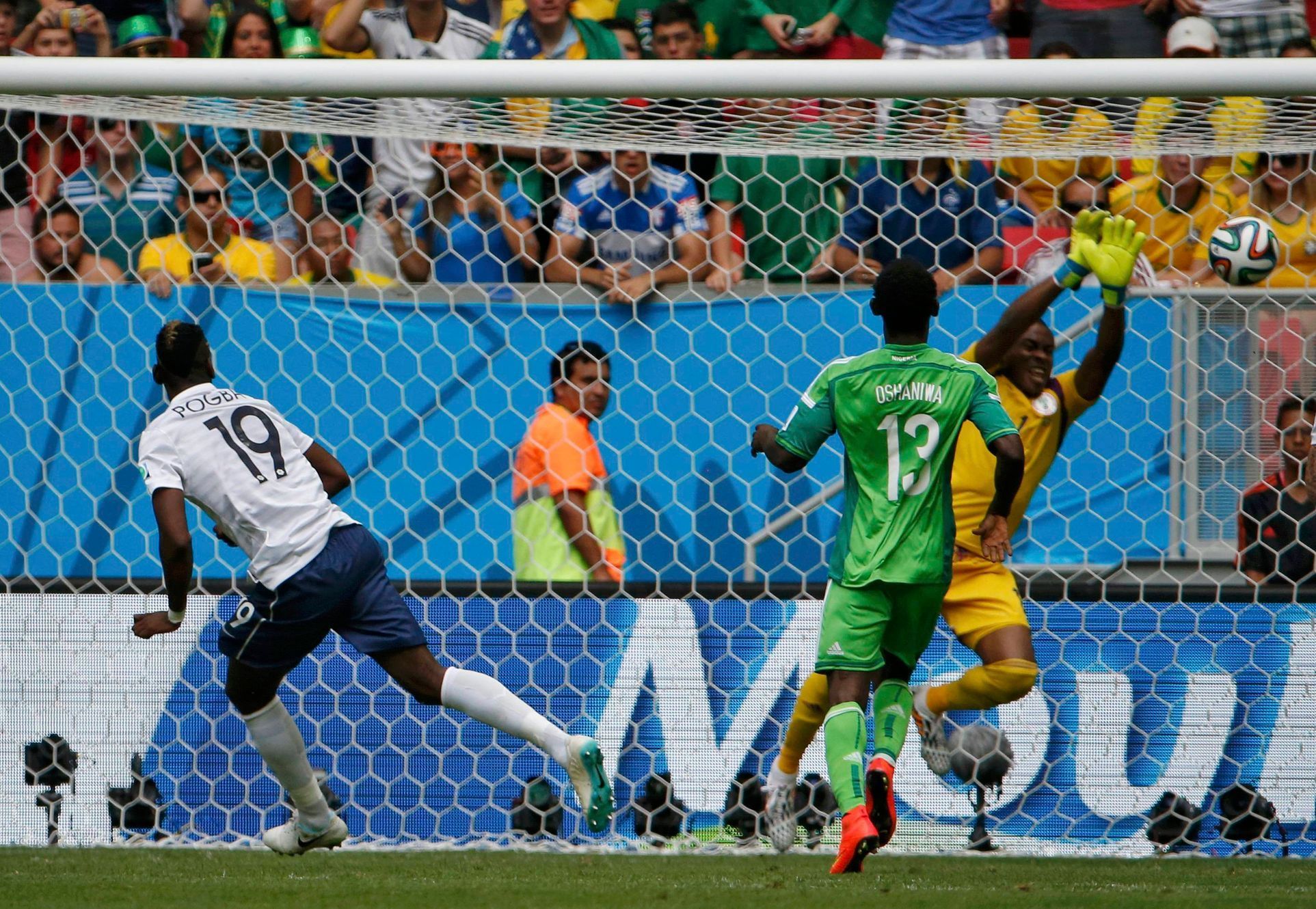 MS 2014, Francie-Nigérie: Paul Pogba (vlevo) - Vincent Enyeama