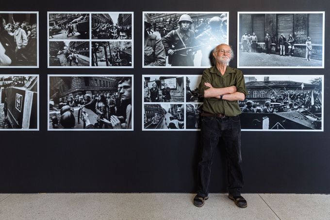 Josef Koudelka před svými fotografiemi z cyklu Invaze '68.