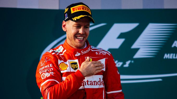 Ferrari v extázi, Vettel ukončil 553 dní čekání na vítězství. Slavila Kidmanová, celé boxy i tifosi