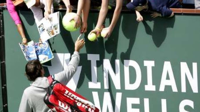 Roger Feder se podepisuje fanouškům po vítězství nad Schrichapanem.