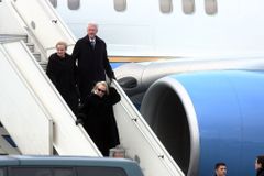 Clinton, Sarkozy. Politické elity dorazily do Prahy