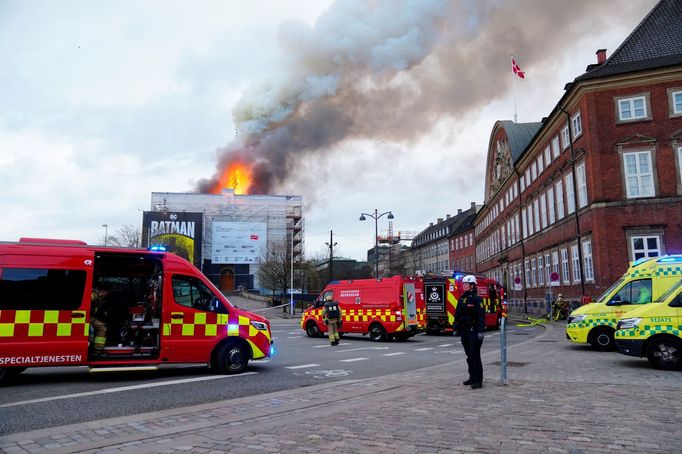 Požár renesanční budovy staré burzy v Kodani