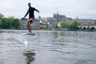 Nová zábava na Vltavě. Lidé se mohou vznášet na surfech metr nad hladinou