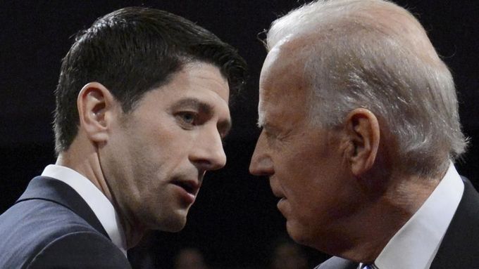 Paul Ryan (vlevo) a Joe Biden během viceprezidentské debaty.