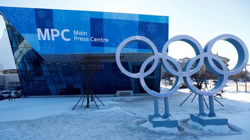 ZOH 2018-olympijské kruhy před novinářským centrem