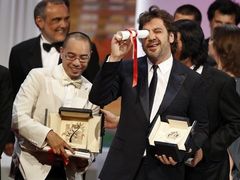 Javier Bardem přebírá cenu v Cannes za Biutiful