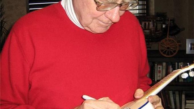 Miliardář Warren Buffett podepisuje ukulele, které půjde do dražby na eBay