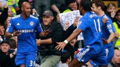 Fotbalisté Chelsea oslavují Nicolase Anelku