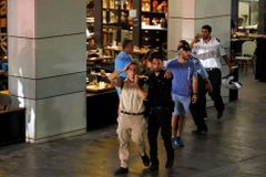 Dva Palestinci stříleli v nákupním centru v Tel Avivu. Zemřeli nejméně tři lidé