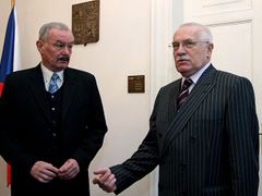 Předseda senátu Přemysl Sobotka (vlevo) a prezident České republiky Václav Klaus (vpravo) při setkání v budově Senátu.