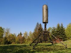 Radar VERA-NG vztyčený v přírodě.