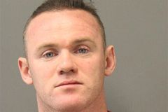 Rooneyho skandál. Opilý anglický útočník skončil po příletu do Washingtonu ve vězení