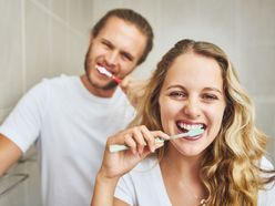čištění zubů, žena