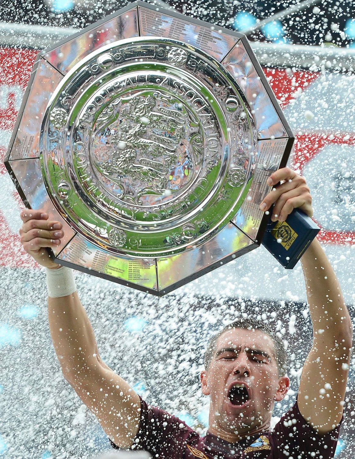 Fotbalista Alexandar Kolarov slaví vítězství anglického superpoháru Community Shield 2012 mezi Manchesterem City a Chelsea.