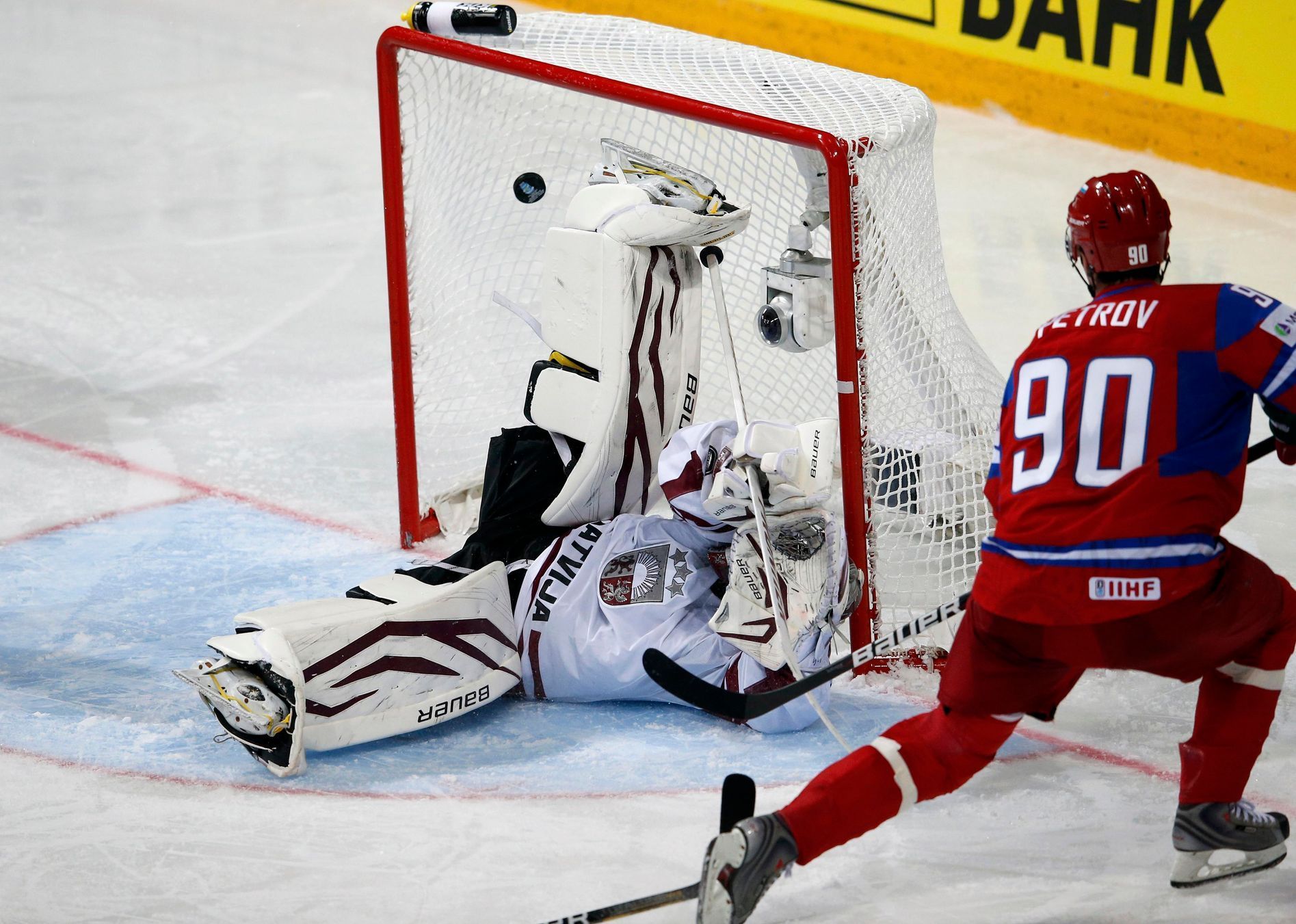 Kirill Petrov střílí gól Lotyšsku