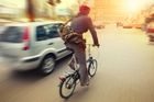 Autoškola pro cyklisty: Víte, kdy máte na kole přednost? A kdy ho musíte vést?