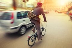 Autoškola pro cyklisty: Víte, kdy máte na kole přednost? A kdy ho musíte vést?